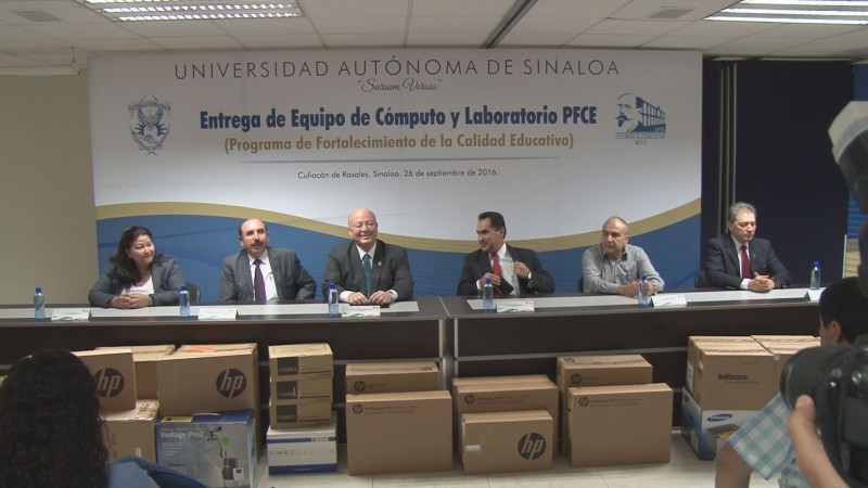 Entrega el rector de la UAS equipo de computo y laboratorio del PECE