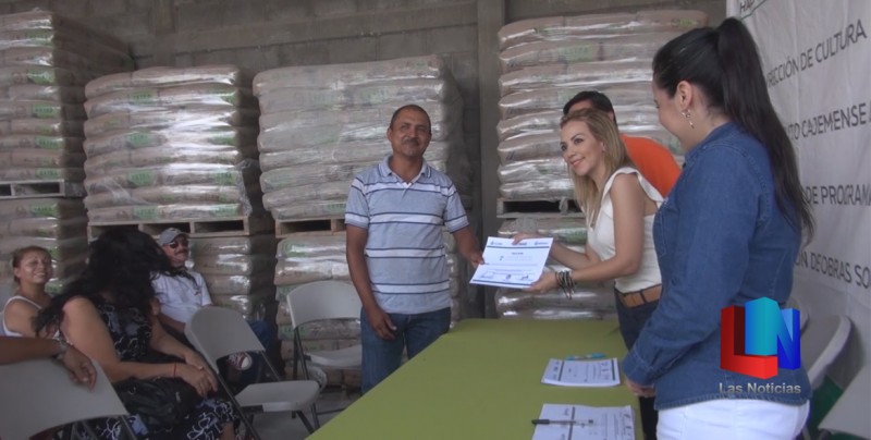 Vecinos reciben material para construcción
