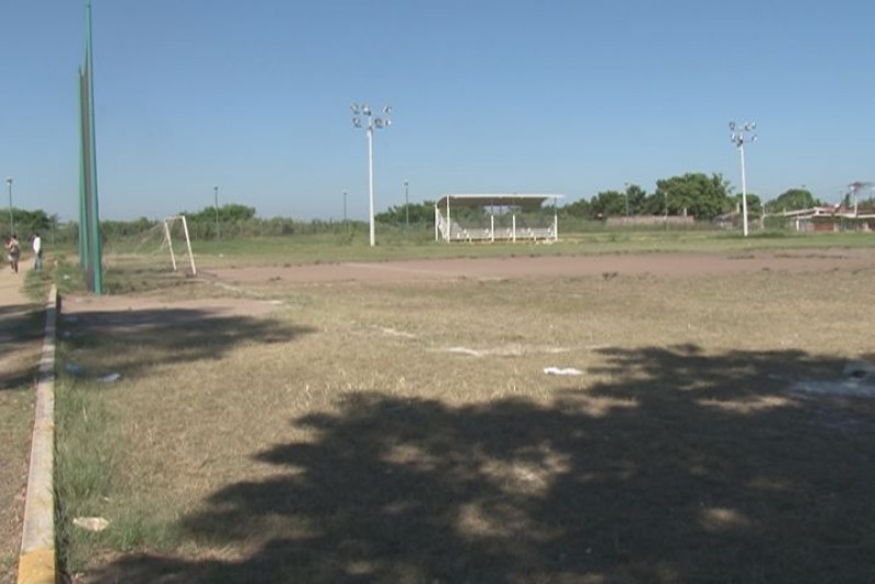 Cancha en mal estado en la Sindicatura de Costa Rica