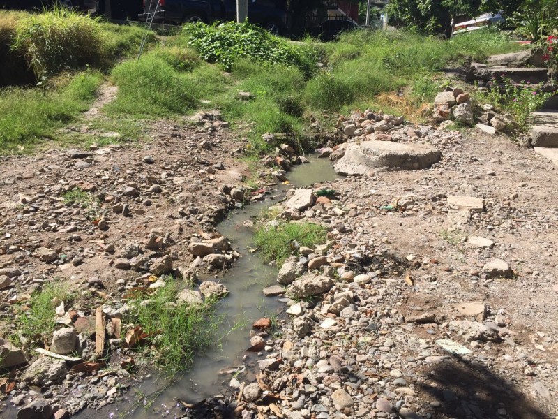 Con problema de drenaje y pésimas condiciones en la Melchol Ocampo