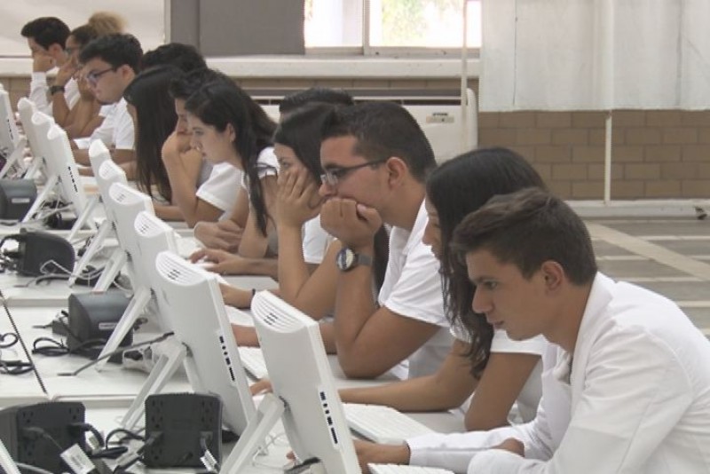 Solo 560 de 760 jóvenes que ingresaron al grupo A de medicina,siguen buscando un espacio