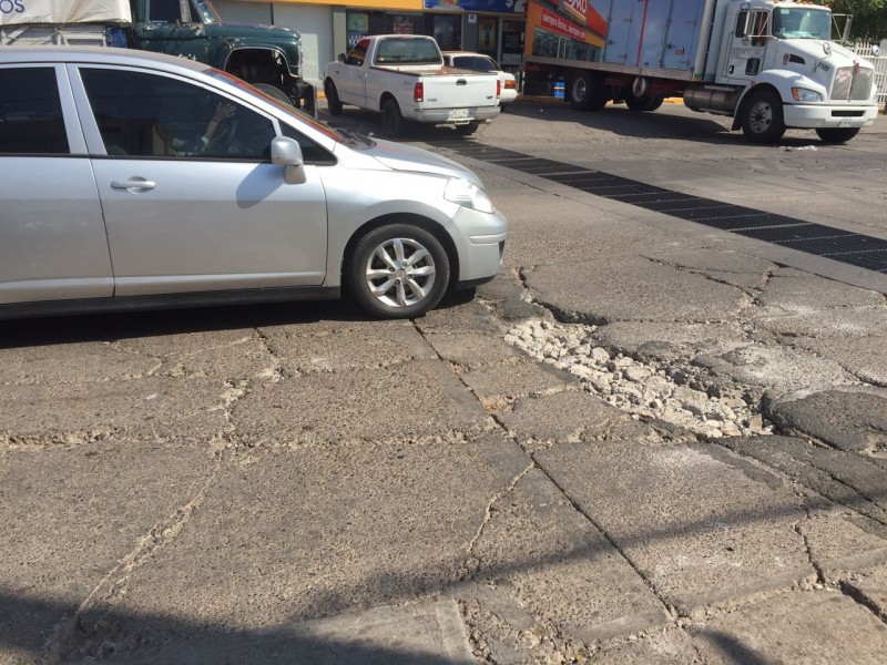 Pavimento reventado en el boulevard Universo