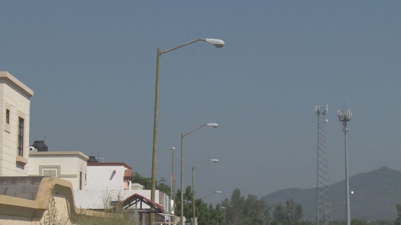 Siguen sin funcionar lámparas en Cedros