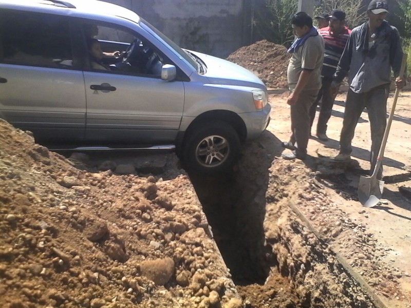 Obras de constructora afectan única entrada al Fraccionamiento Hacienda del Río