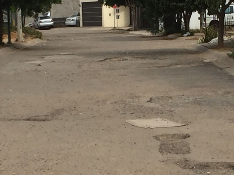 Calle Misión Aquino llena de baches