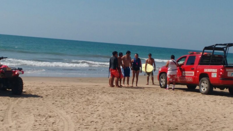 Salvavidas rescatan a 4 turistas