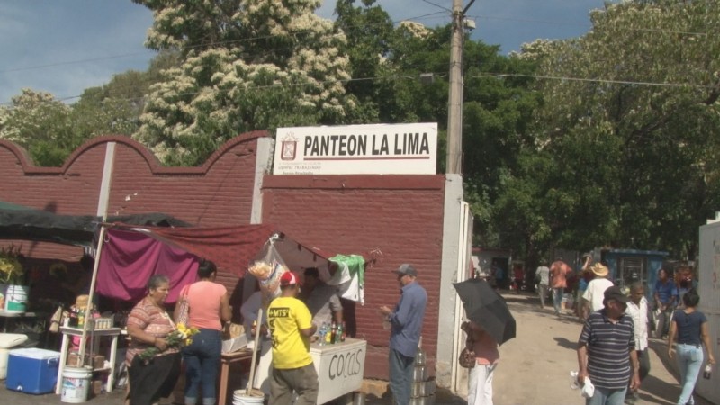 Se incrementa afluencia de visitantes en panteones