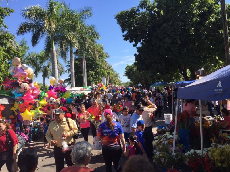 Los panteones de Culiacán reciben miles de visitas, en el Día de Muertos