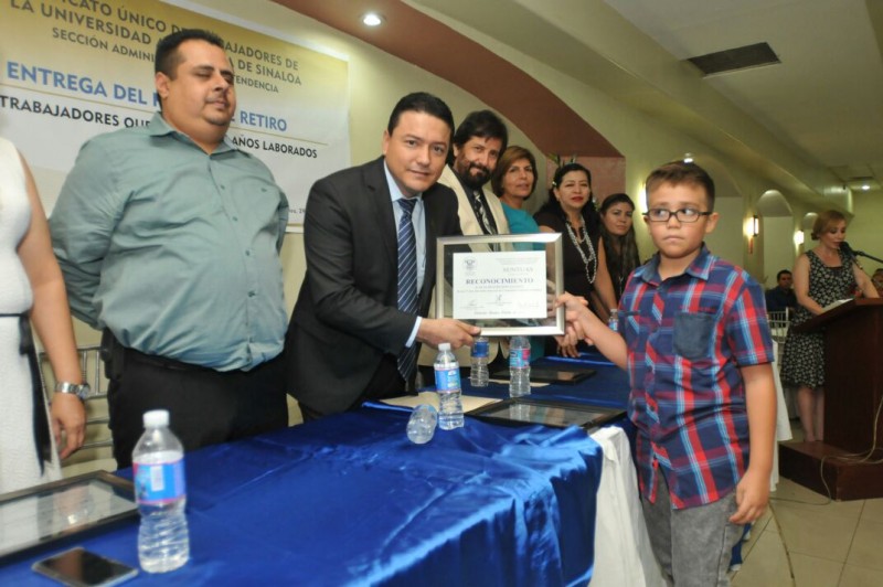 Entrega el SUNTUAS  Administrativos reconocimientos