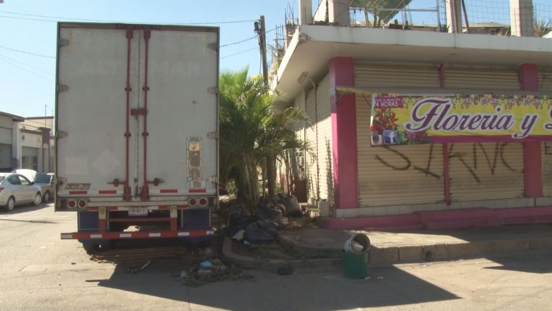 Caja de trailers obstruye transito de vehículos y peatones