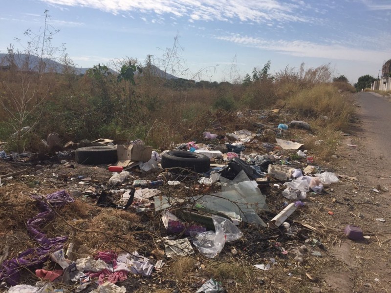 Lleno de basura lote baldío en Prados del Sur