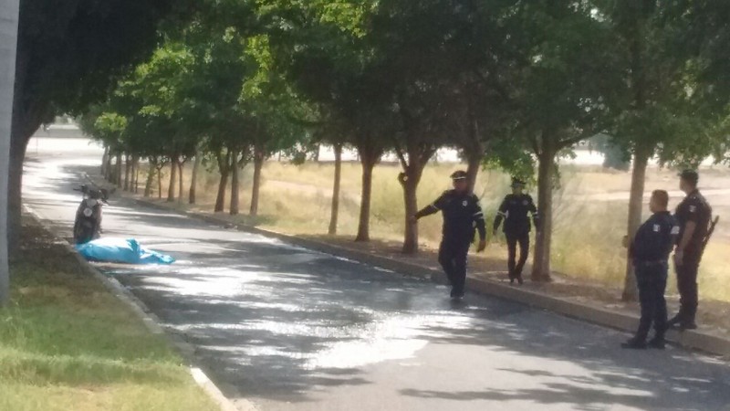 Muere motociclista al derrapar su moto en Av. Maquío Clouthier