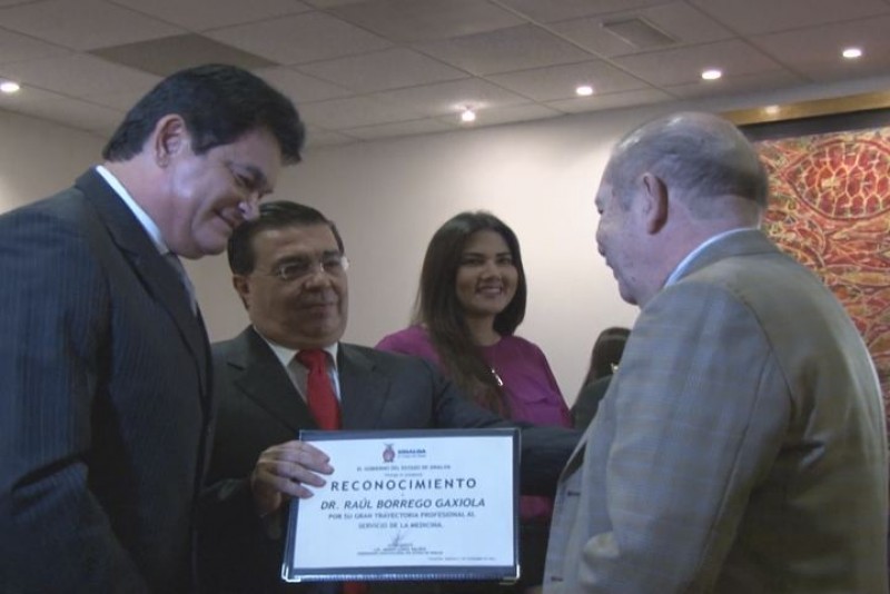 Reconocen a 11 médicos por su trayectoria y aporte a la salud