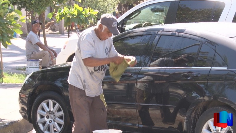 Supervisan lavacarros.