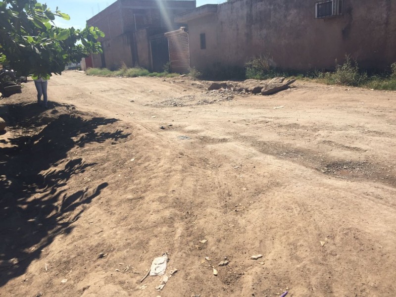 Denuncian calle intransitable y la falta de recolección de basura