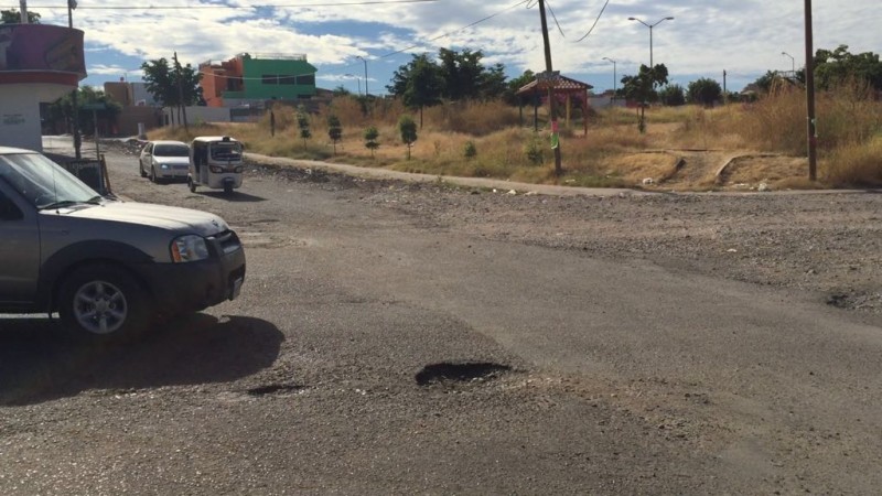 Calles destrozadas en Fraccionamiento Villas del Roble