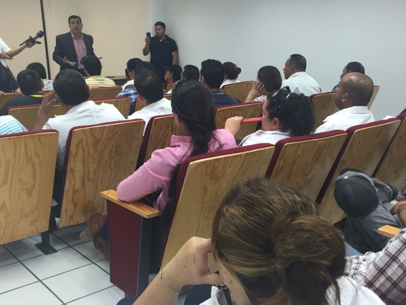 Peritos de la Procuraduría se manifiestan en las instalaciones de SEMEFO