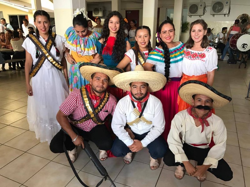 Viven jueves temático revolucionario