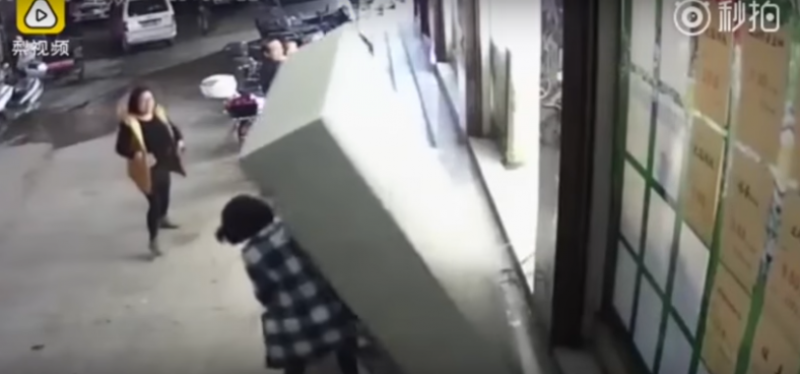 FUERTE VIDEO: Niño muere aplastado por casilleros de un supermercado