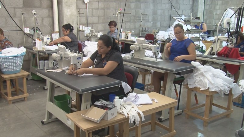 Inquietos los textileros por pagos pendientes del programa de uniformes escolares