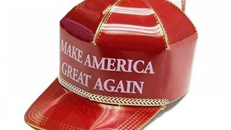 Trump vende adornos de su gorra roja para decorar árbol navideño