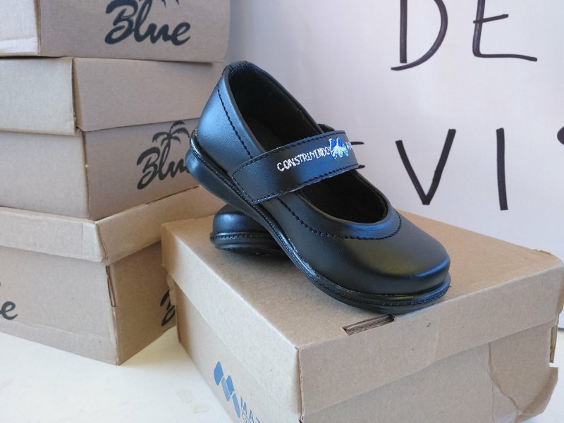 Alcalde entrega zapatos y tenis a estudiantes