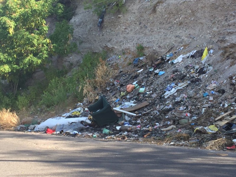 Con basura y hasta sillones en la calle Albert Einstein