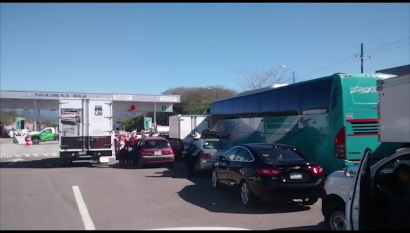 Se mantiene cerrada la autopista a Durango