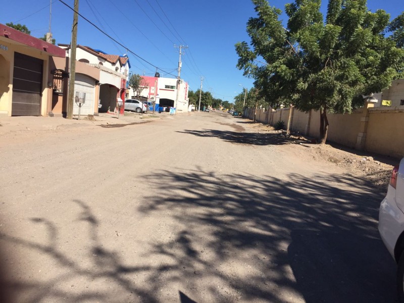 Con mucho polvo en calle de Villa Bonita