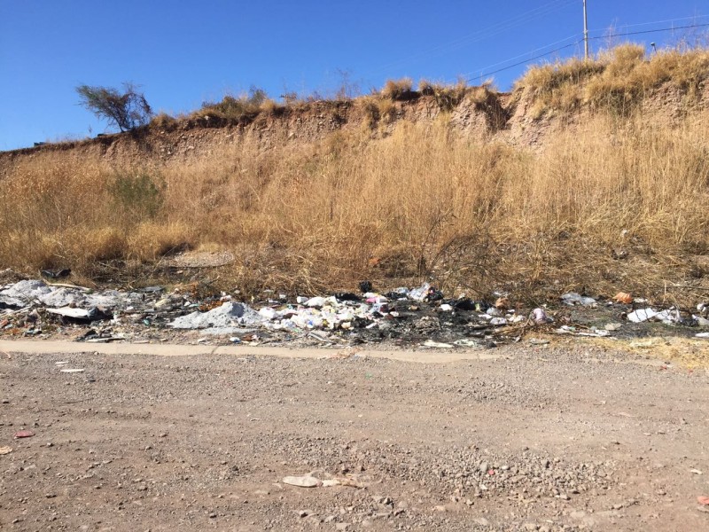 Convertida en un tiradero de basura, calle Urales en Villa Bonita