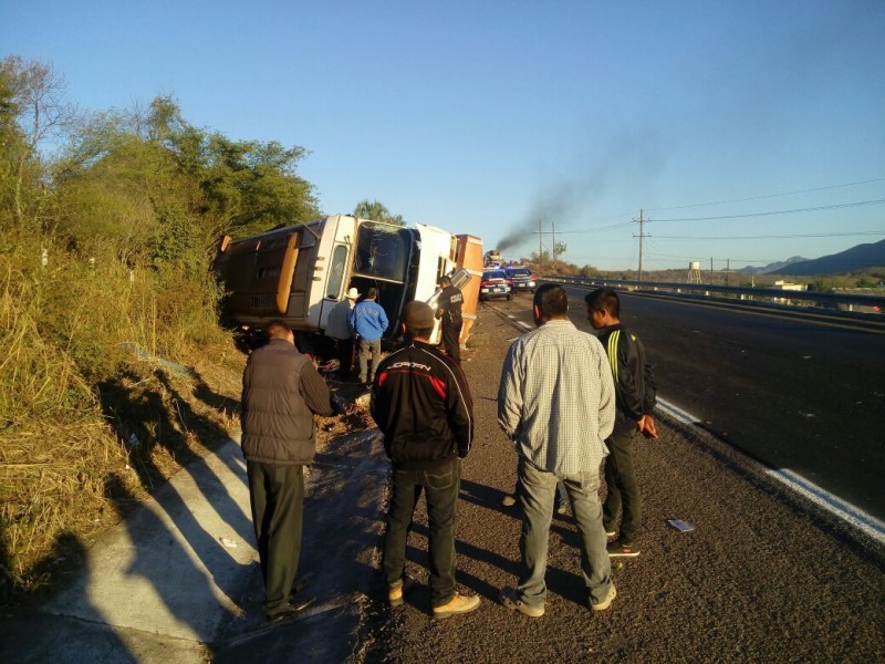 Choca camión de jornaleros agrícolas,  hay varios heridos