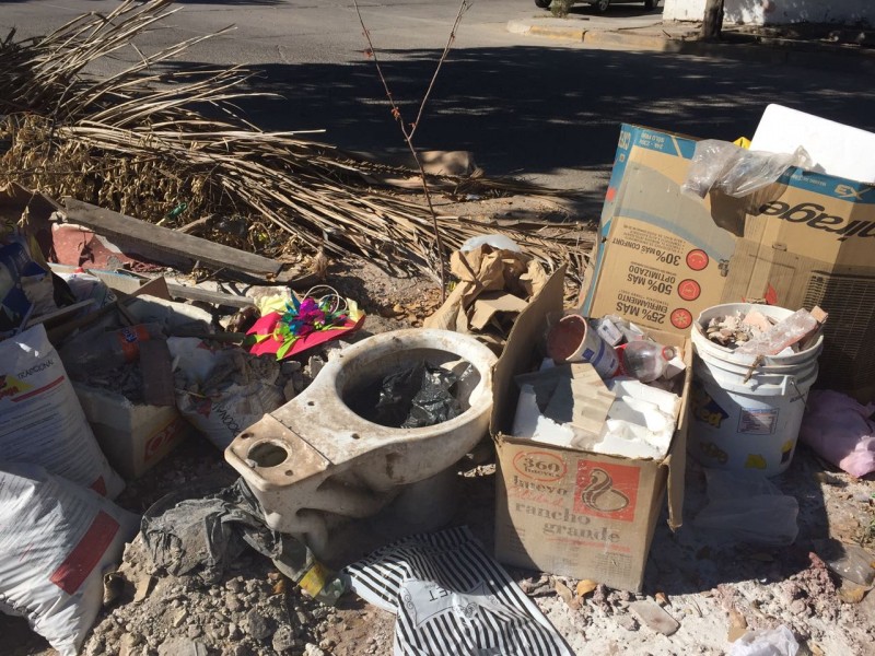 Ramas secas, basura y hasta una tasa del baño en Blvd. Constelaciones