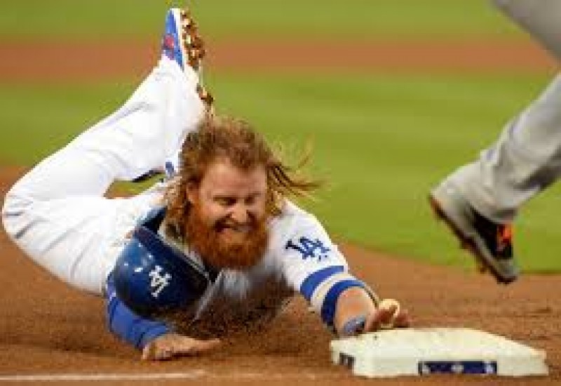 Justin Turner se queda con Dodgers