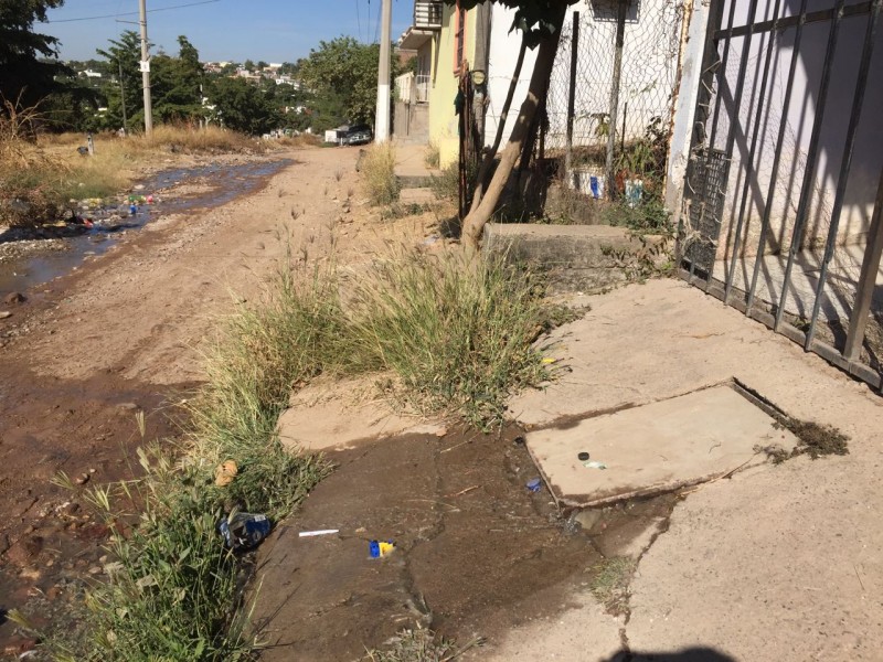 Fuga de drenaje en la colonia López Mateos.