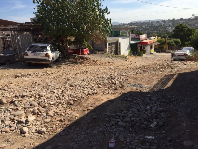 Llena de piedras calle Pedro L. Zavala, difícil su acceso