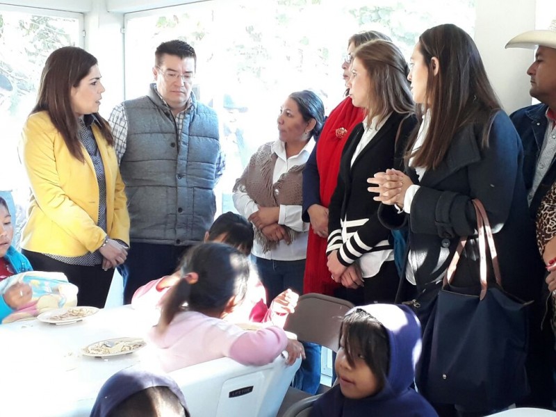 Visita el alcalde y la presidenta del DIF el comedor del estero de Juan José Ríos