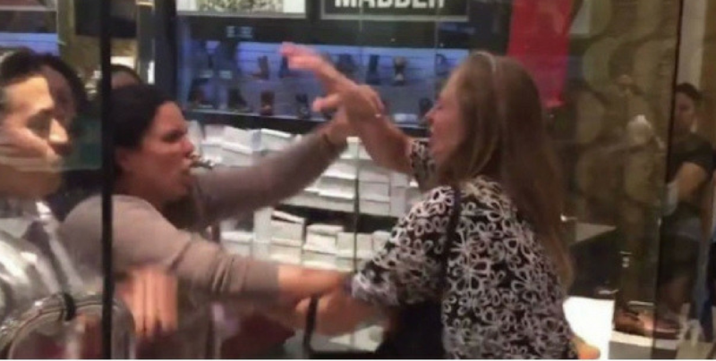 VIDEO: Pelea entre gerente y clienta de zapatería