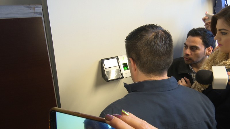 Alcalde implementa checador para el y funcionarios