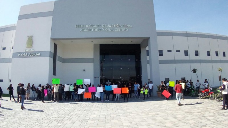 Se enfurecen familiares de joven asesinado, al no presentarse Federal a la audiencia