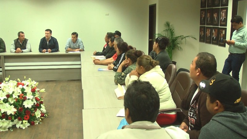 Alcalde se reúne con comerciantes inconformes