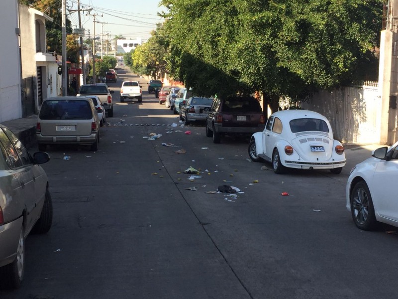 Basura regada por la calle Río Sonora
