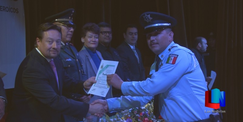 Reconoce Alcalde a policías.