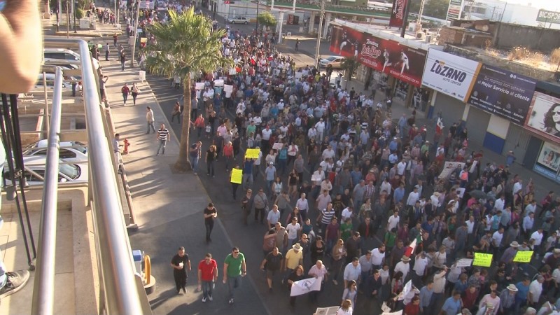 Sorprende marcha multitudinaria contra el gasolinazo en Culiacán