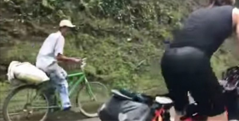 VIDEO: Campesino rebasa a atletas con su humilde bicicleta