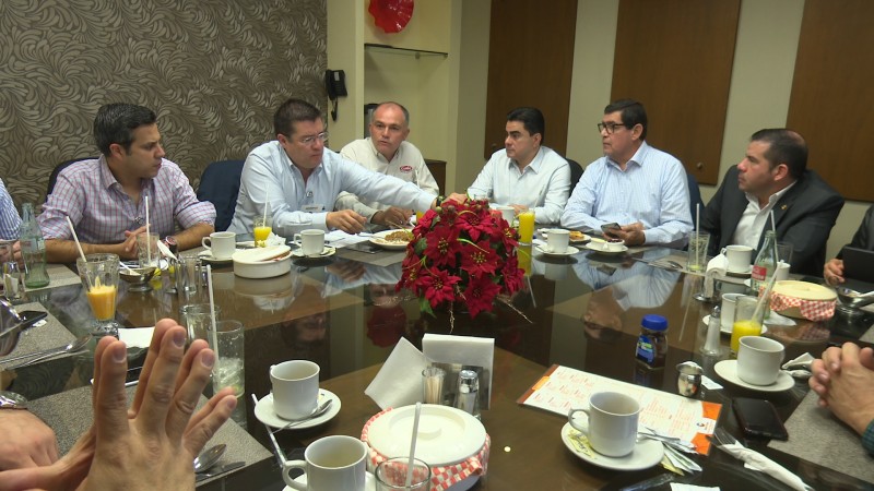 Se reune el alcalde de Ahome con empresarios