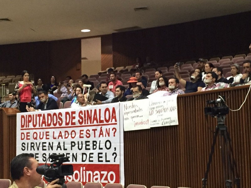 Manifiestan inconformidad ciudadanos por incremento al combustible en Congreso del Estado