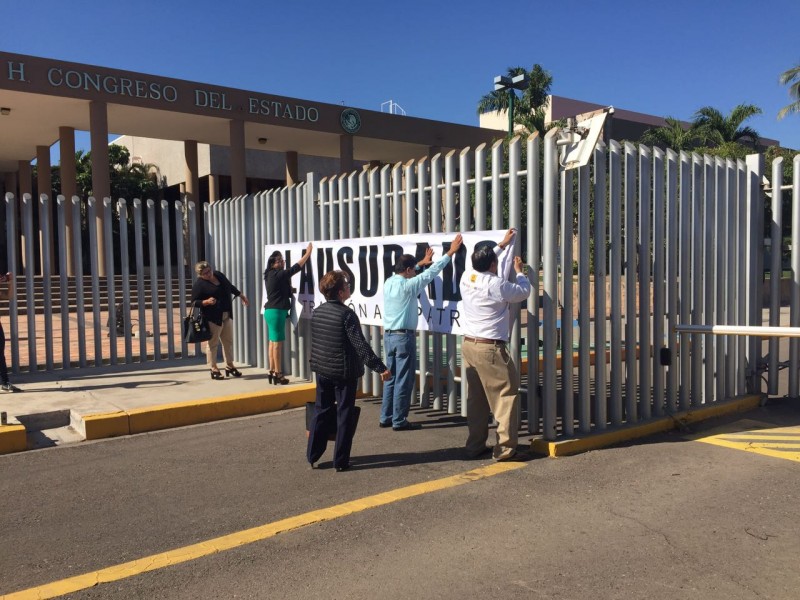 Perredistas clausuran simbólicamente ingreso al estacionamiento del Congreso