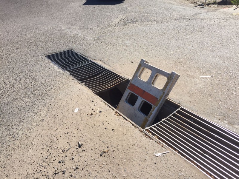 Una alcantarilla quebrada por el Boulevard Las Torres