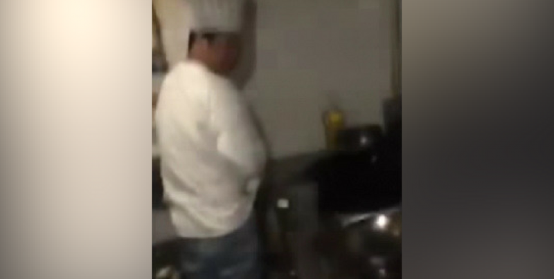 VIDEO: Chef orinando comida en restaurante