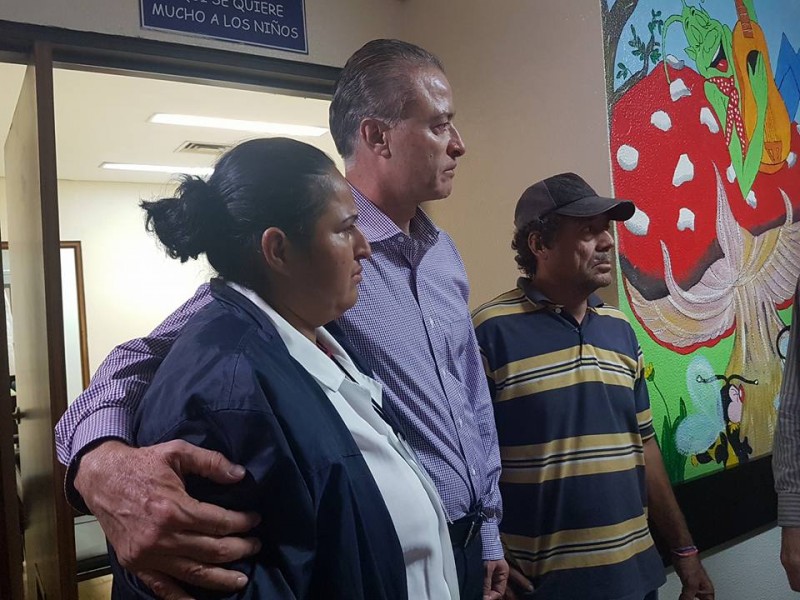 Visita el gobernador a familia del niño quemado en incendio